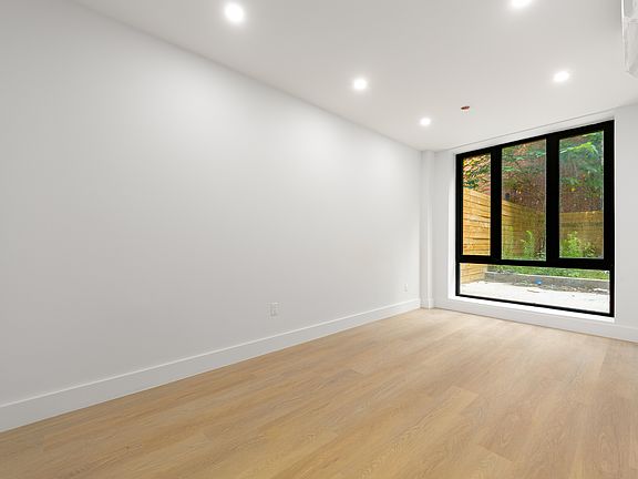 4th image of 233 Tompkins Ave #1B