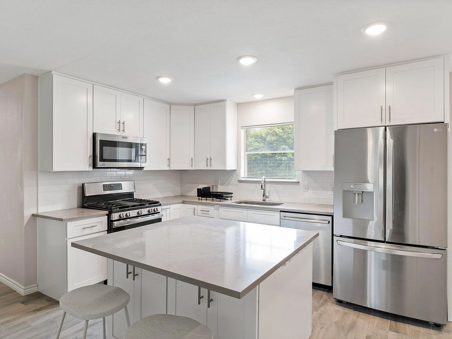 4 bed, 3.0 bath, 1669 sqft, $1,070 — Photo 3