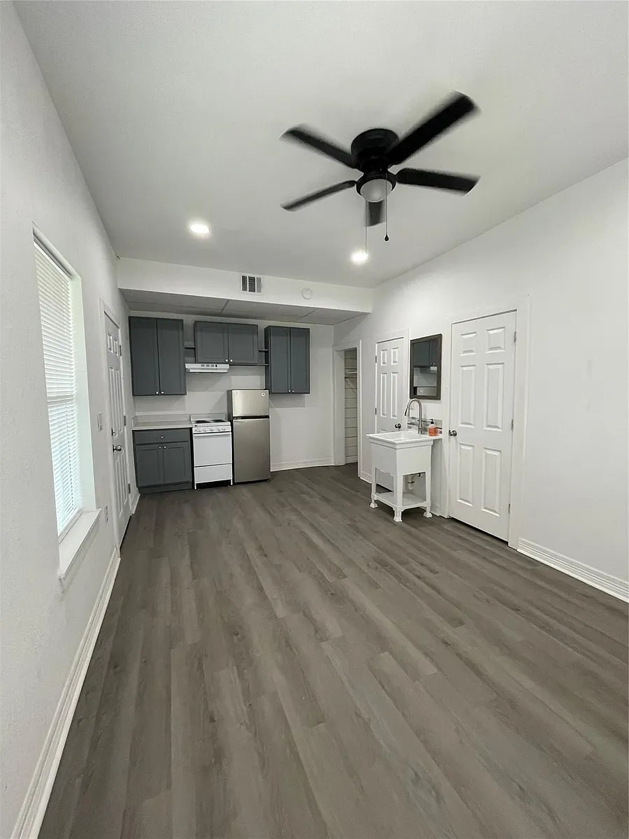 Building Photo - 2302 Avenue H #14