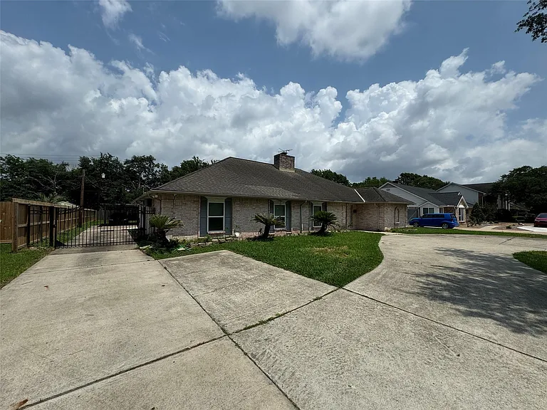 7910 Sands Point Dr — Photo 2