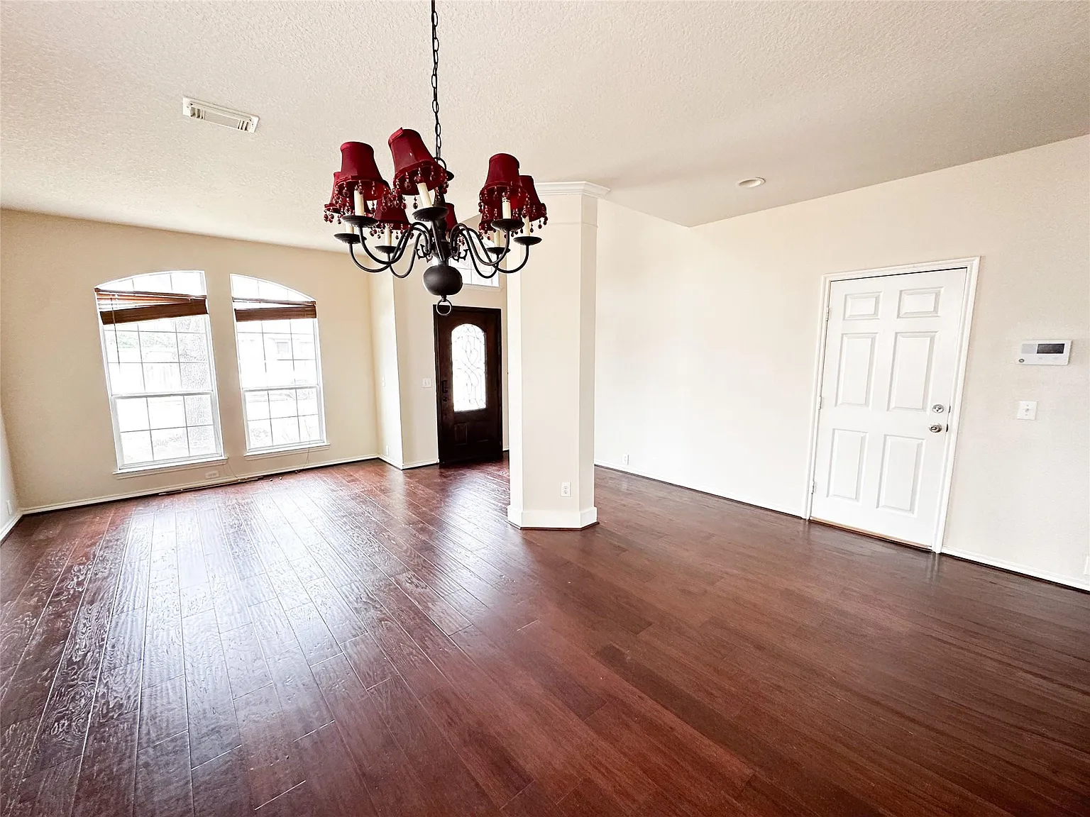 7 bed, 5.0 bath, 4019 sqft, $3,290 — Photo 4