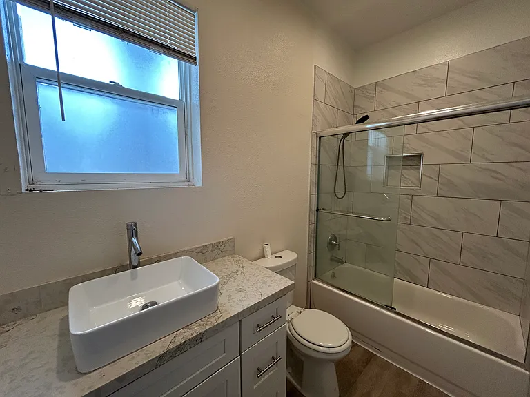 2460 K St #B — Photo 8
