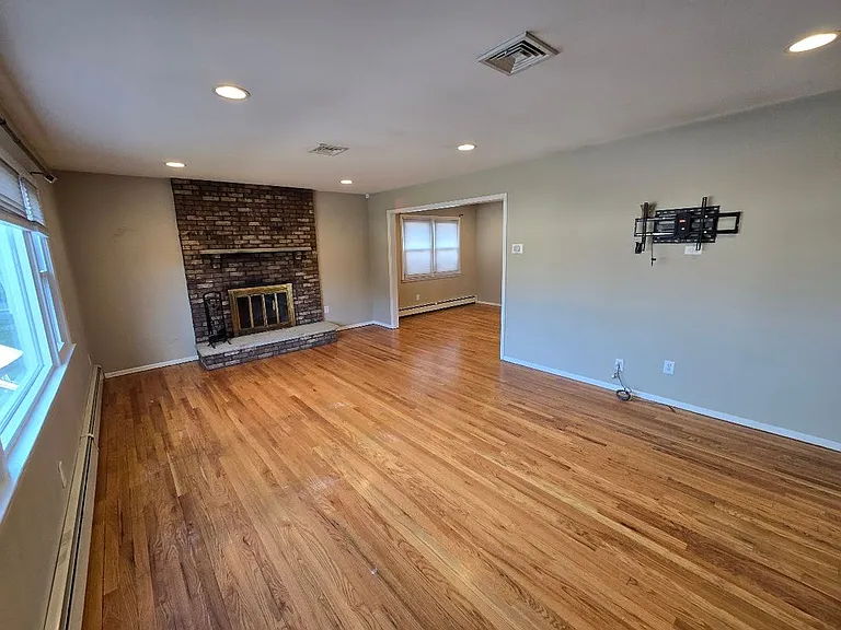 318 E 54th St #2 — Photo 4