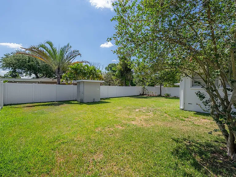 4301 N Albany Ave — Photo 34