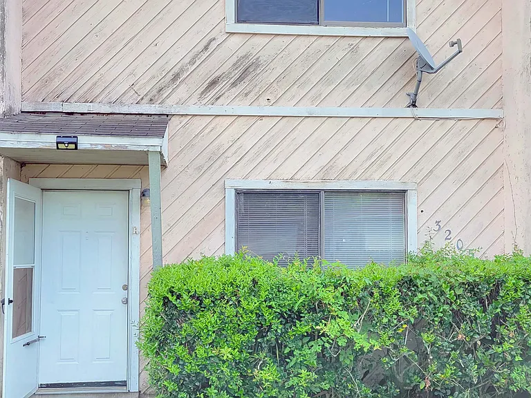 3203 SW 25th Dr — Photo 1