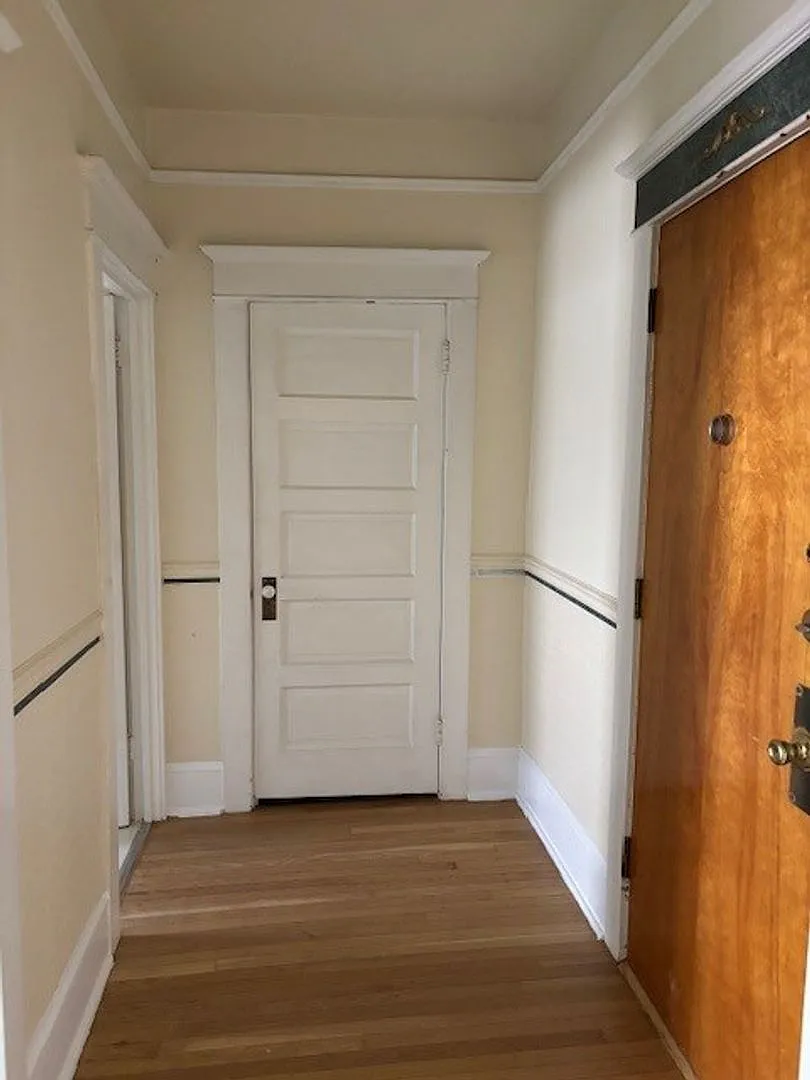 Del Roy Apartments — Photo 1