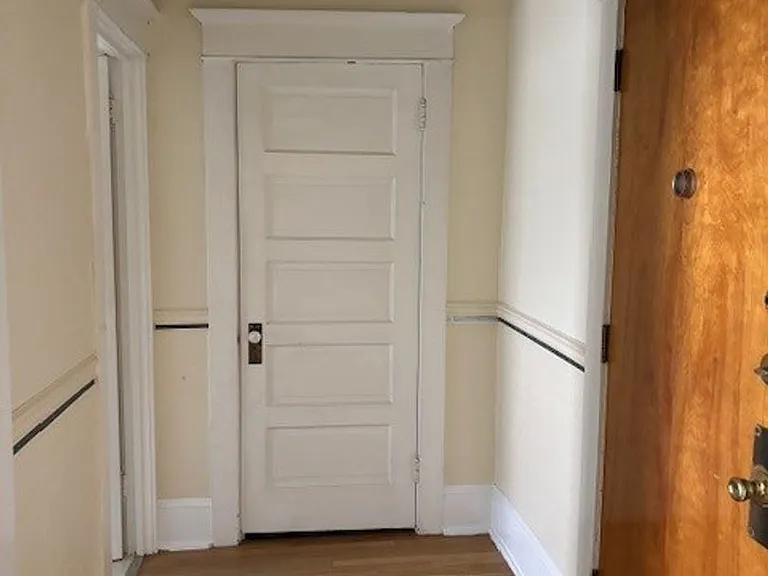 Del Roy Apartments — Photo 1