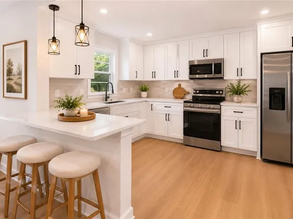 82 Lakeside Dr, Newport News, VA 23606