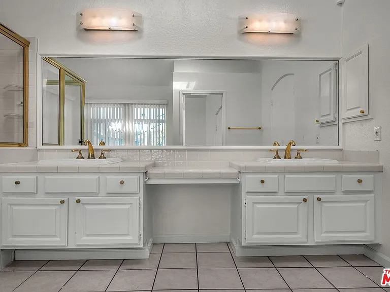 7513 W 83rd St — Photo 31