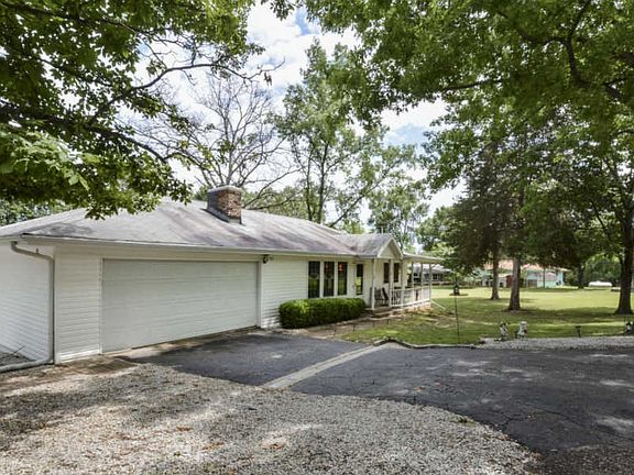 3rd image of 8 E Aspen Ln