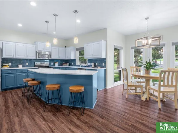 908 Wicklow Rd, Papillion, NE 68046