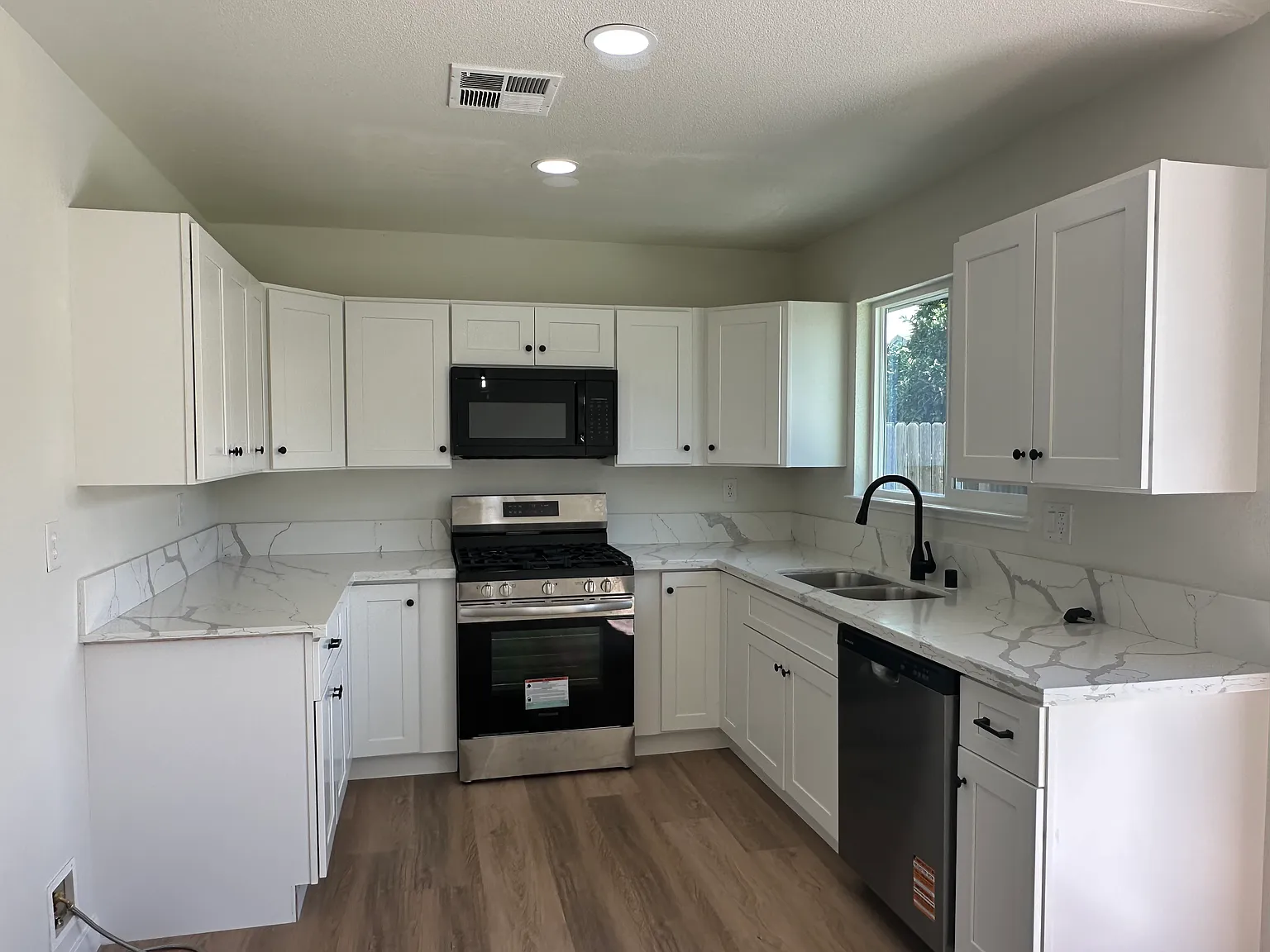 3 bed, $2,150 — Photo 2