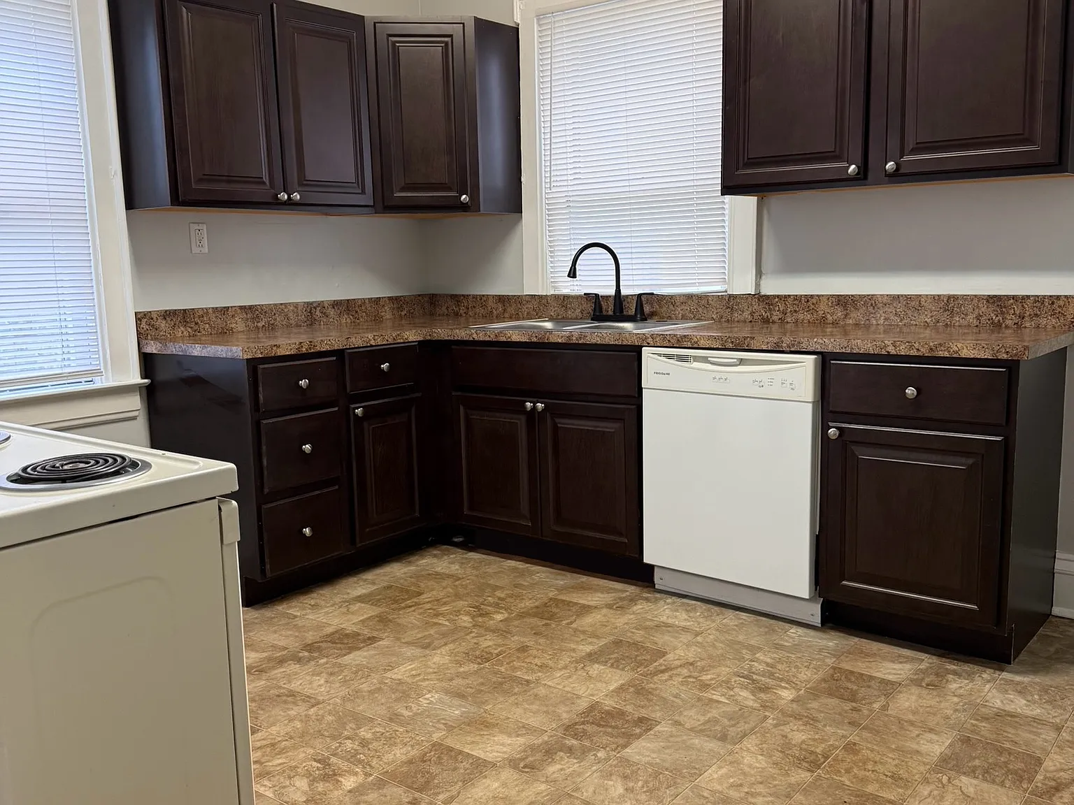 1 bed, 900 sqft, $825 — Photo 3
