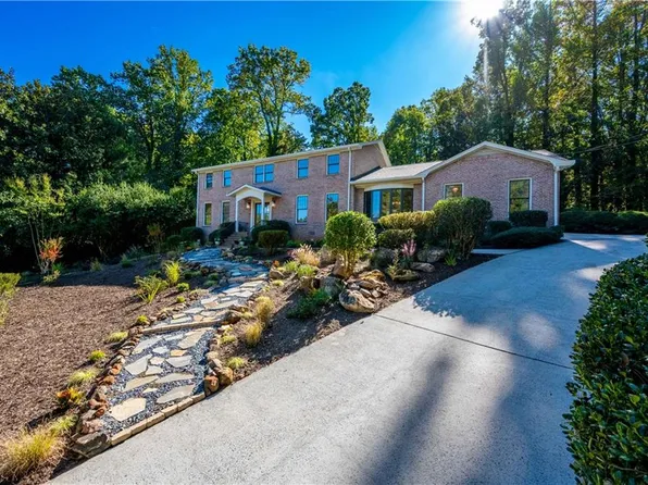 2237 Gunstock Dr, Stone Mountain, GA 30087