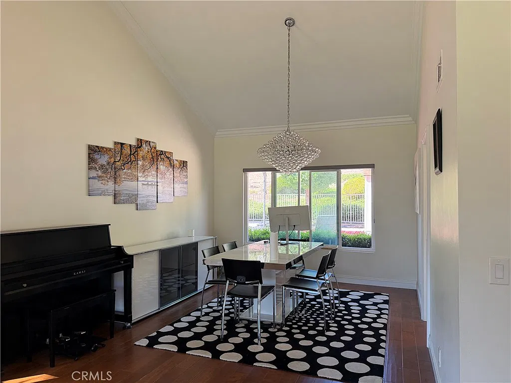 5 bed, 3111 sqft, $5,800 — Photo 2