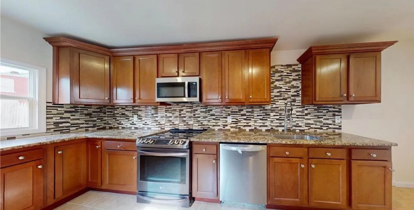 395 W Liberty St — Photo 4