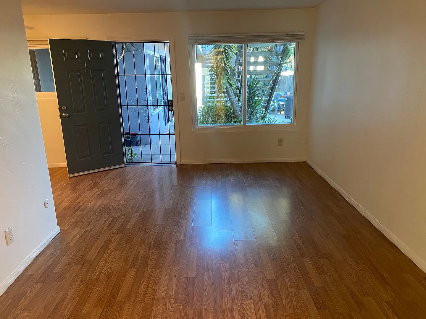 Spacious Apartment with TWO Parking Spots — Photo 4