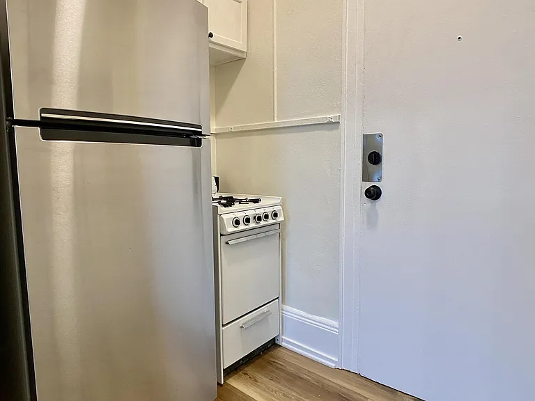 517 E 4th St — Photo 5
