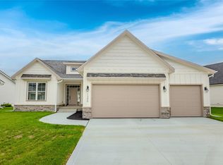 1395 NW Red Oak Dr, Waukee, IA 50263