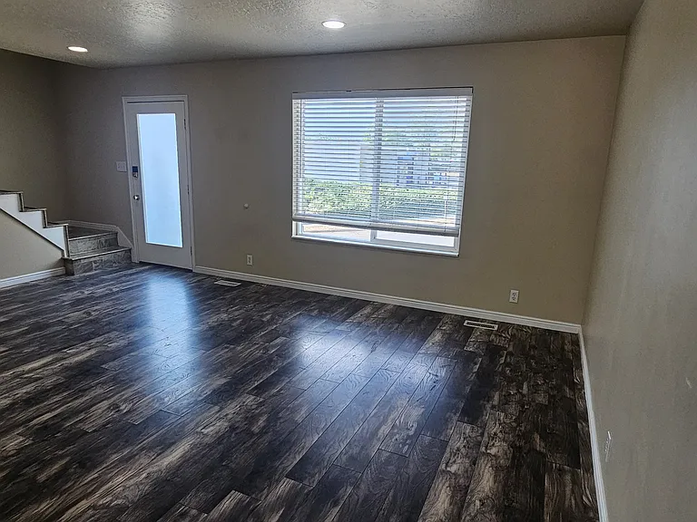 2318 E Claybourne Ave — Photo 2