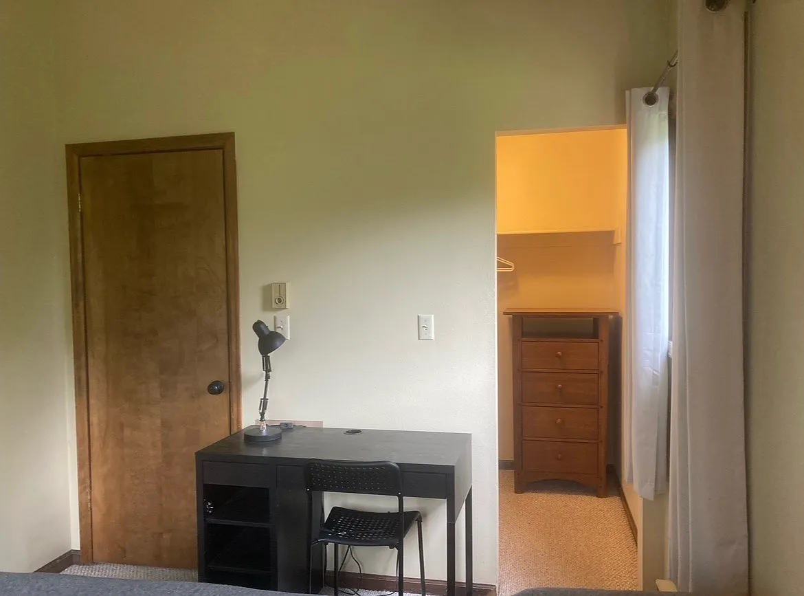 3 bed, 1300 sqft, $1,100 — Photo 2