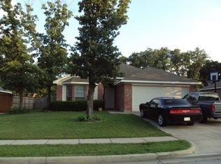 512 Logan Dr, Azle, TX 76020