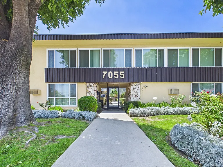 Sepulveda Apartments — Photo 40