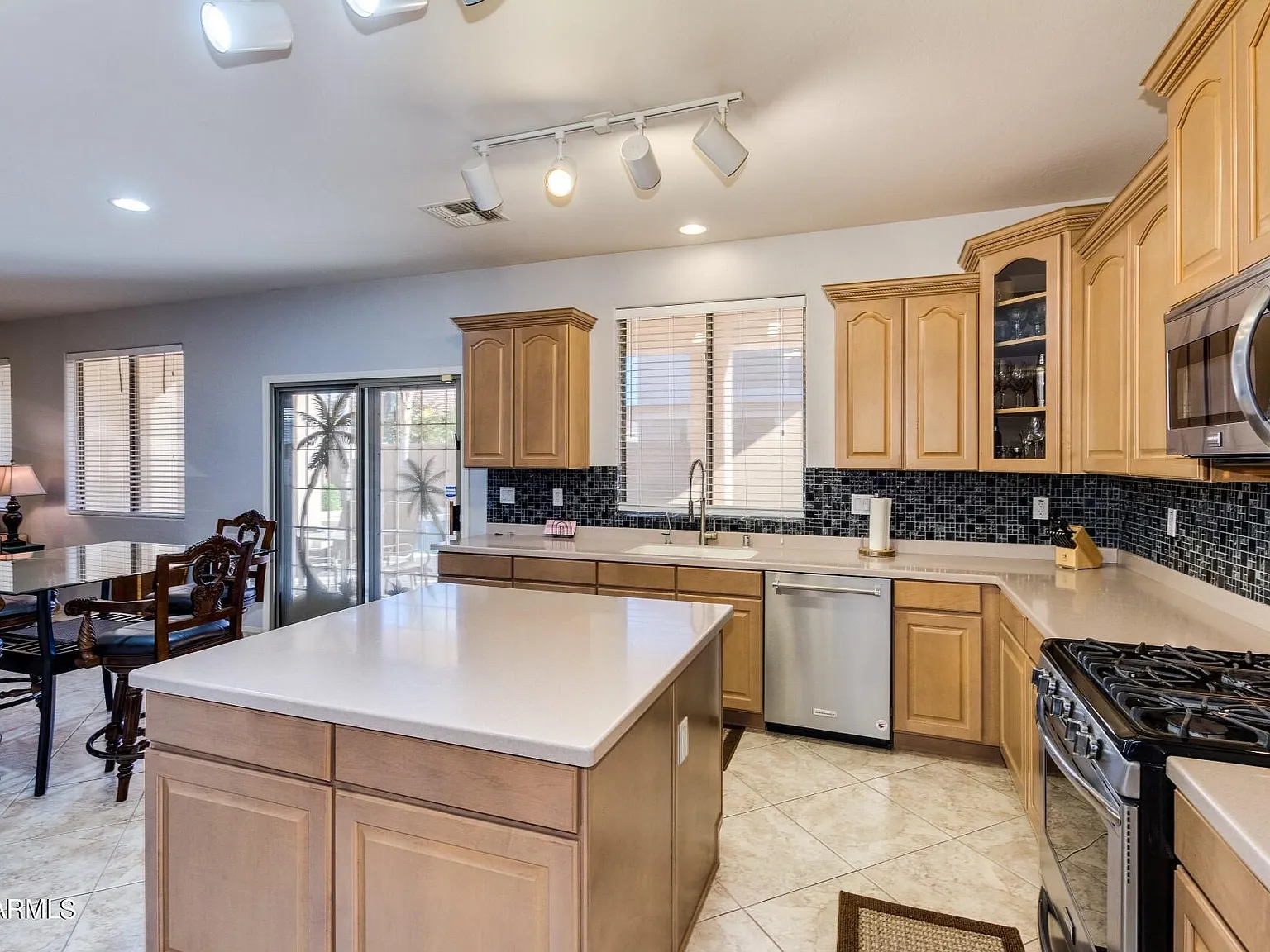 4 bed, 2.5 bath, 2663 sqft, $4,500 — Photo 4