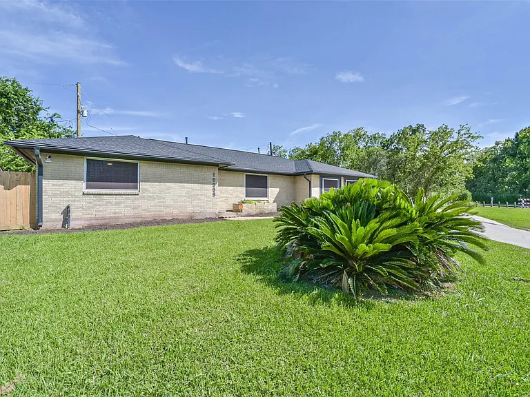 10999 Fairland Dr — Photo 3