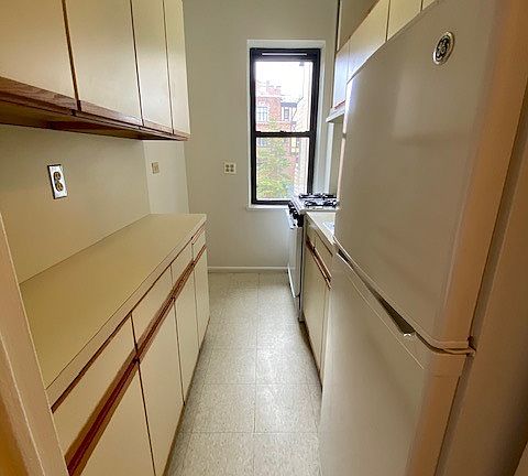 3rd image of 311 Main St Floor 1E