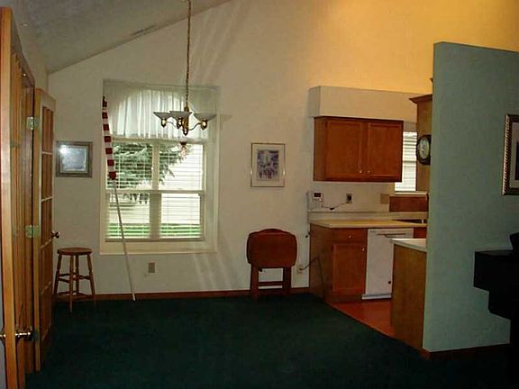 3rd image of 452 Woodside Pl