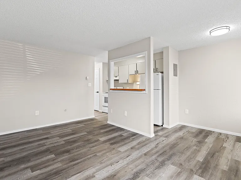 Royal Chateau Apartments — Photo 6