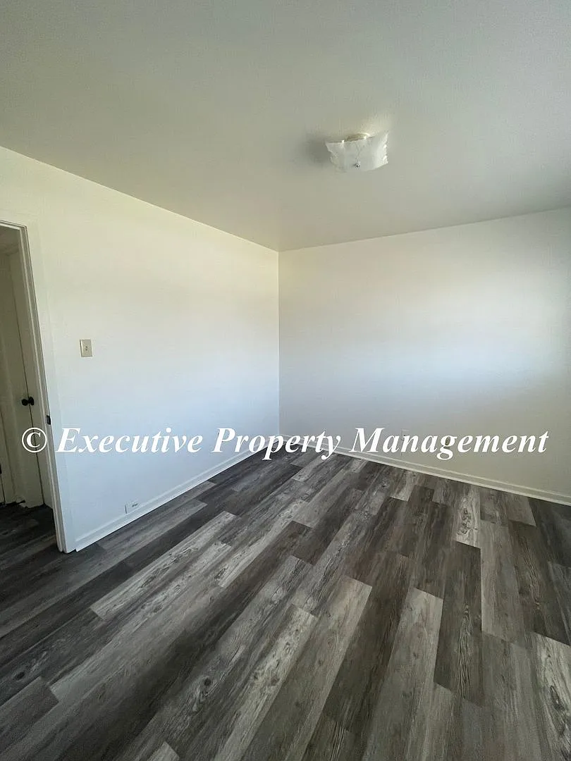 105 E. Avenue B — Photo 3
