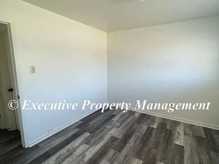 105 E Avenue B — Photo 3