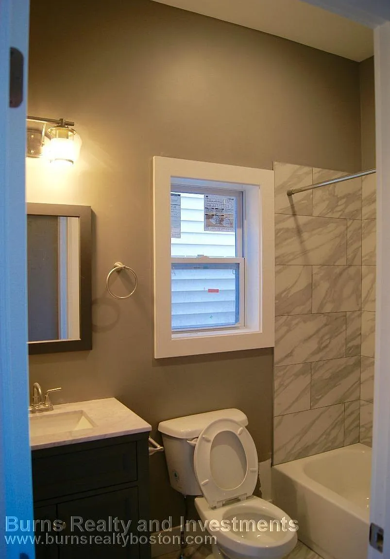 3 bed, 1.5 bath, 950 sqft, $3,200 — Photo 3