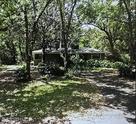 3 bed, 2.0 bath, 1800 sqft, $2,400 — Photo 2