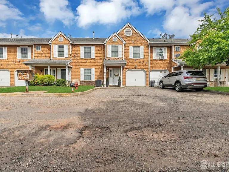 19 Delavan Ct — Photo 4