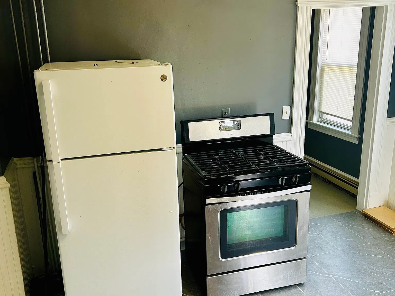 3 bed, 1.0 bath, 1076 sqft, $1,750 — Photo 2