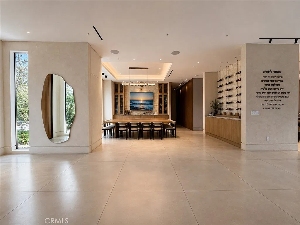 9 bed, 7.5 bath, 6400 sqft, $28,000 — Photo 3