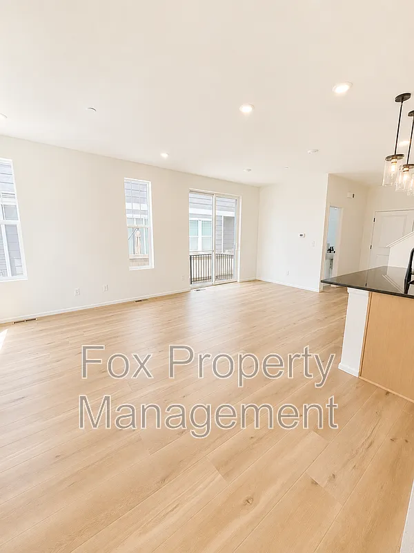 3 bed, 3.0 bath, 1469 sqft, $2,800 — Photo 4
