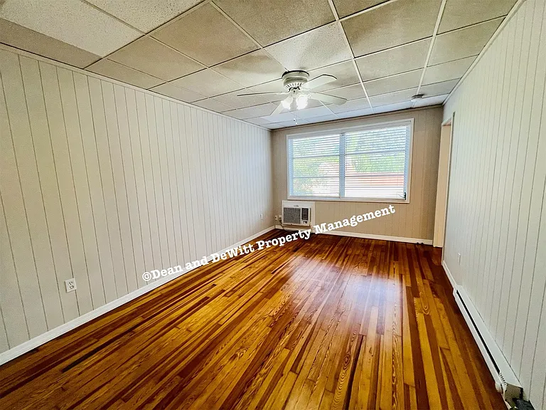1233 Oak St NE #7 — Photo 2
