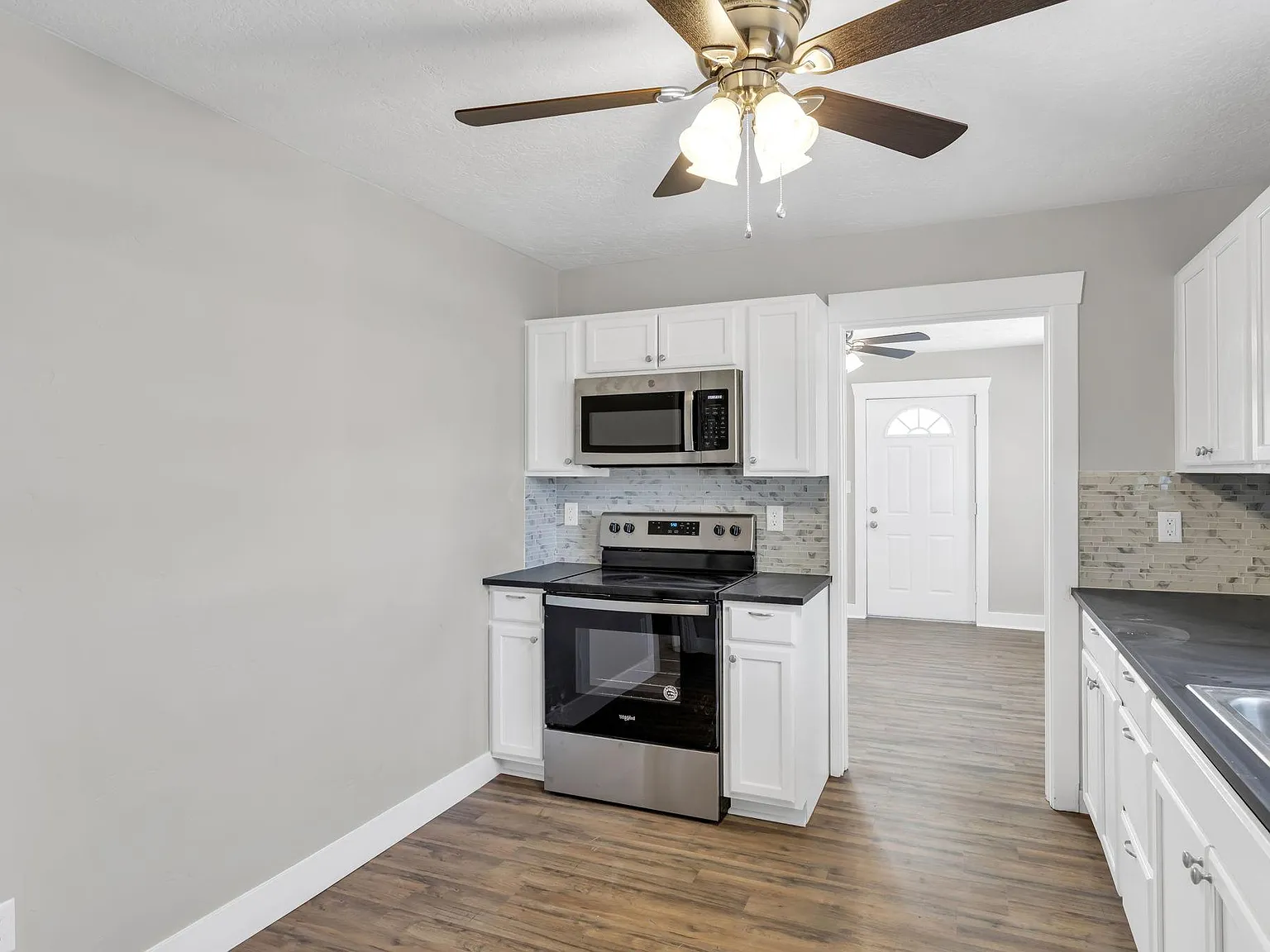 2 bed, 850 sqft, $1,300 — Photo 2