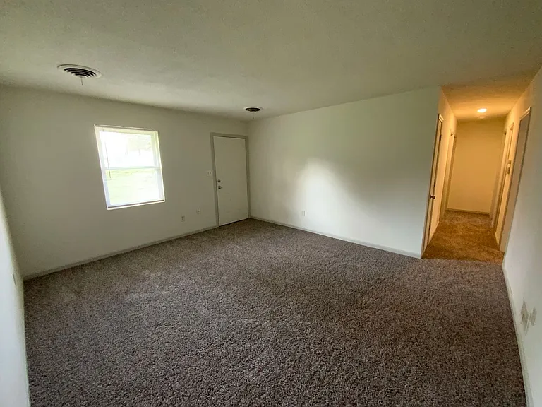 1630 W Amos Dr — Photo 3