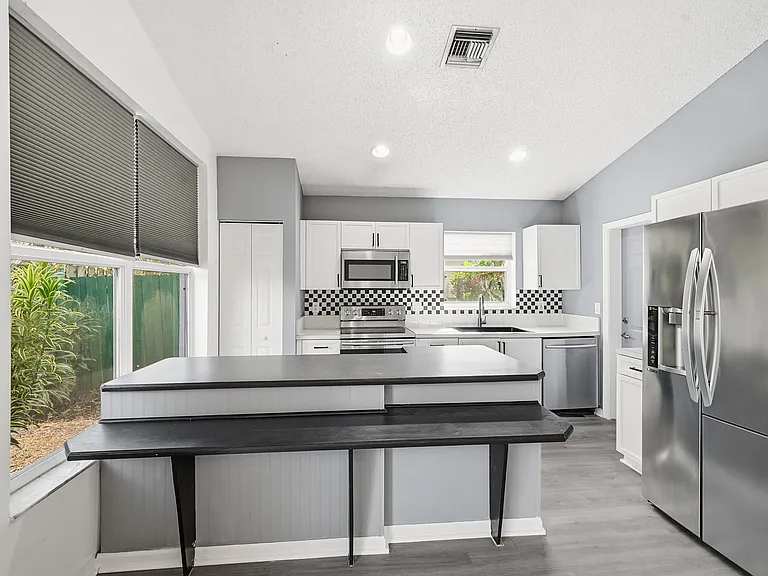 1852 Capeside Cir — Photo 13