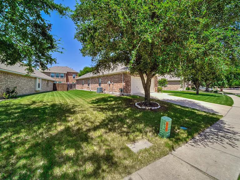 8162 Robertson Dr — Photo 3