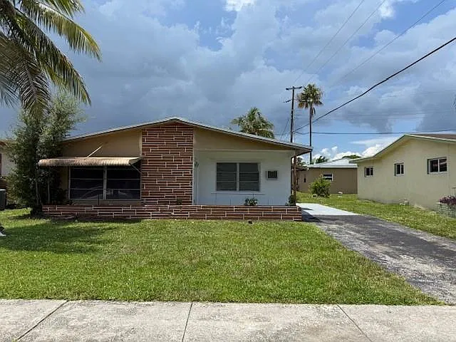 3 bed, 2.0 bath, 1008 sqft, $2,200 — Photo 2