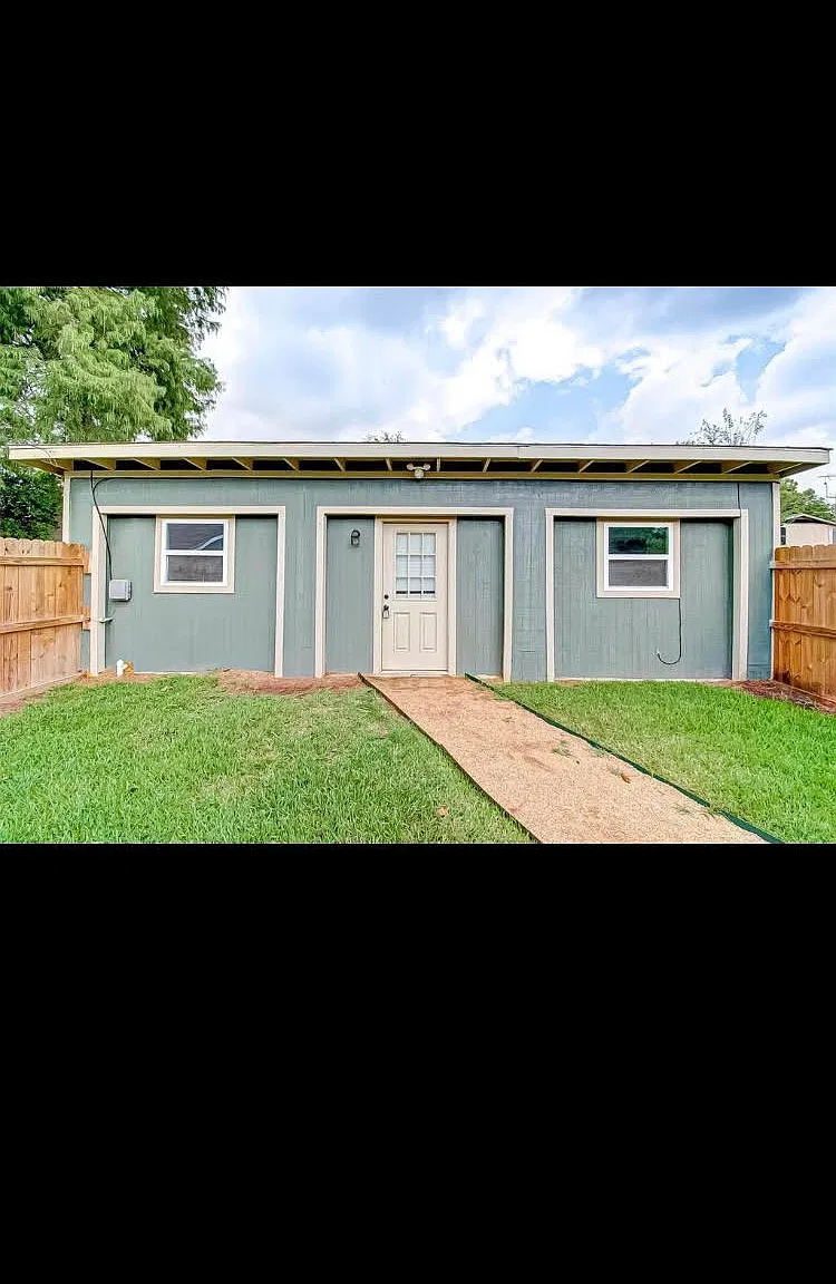 2 bed, 992 sqft, $1,300 — Photo 1