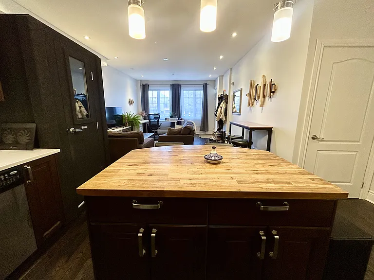 36 Coxwell Ave — Photo 9