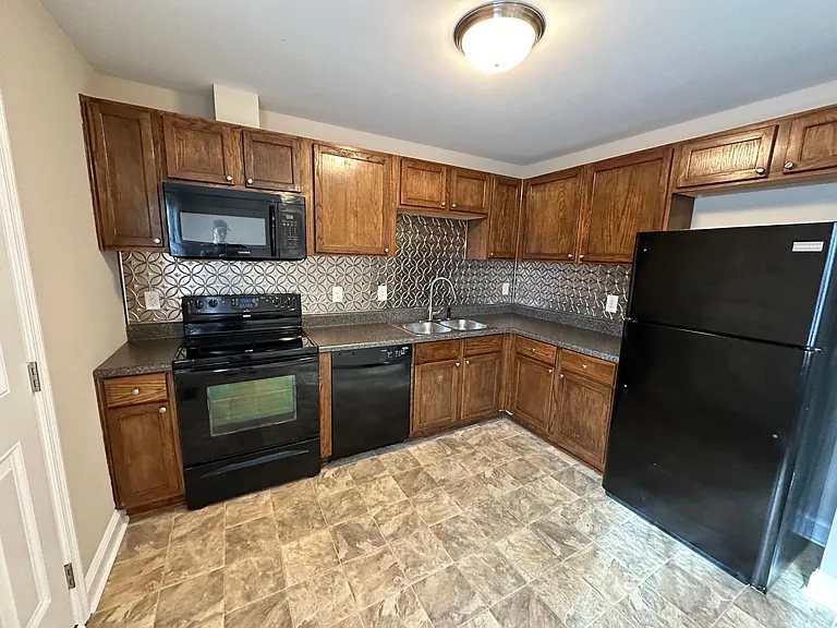 2511 S River Rd — Photo 8