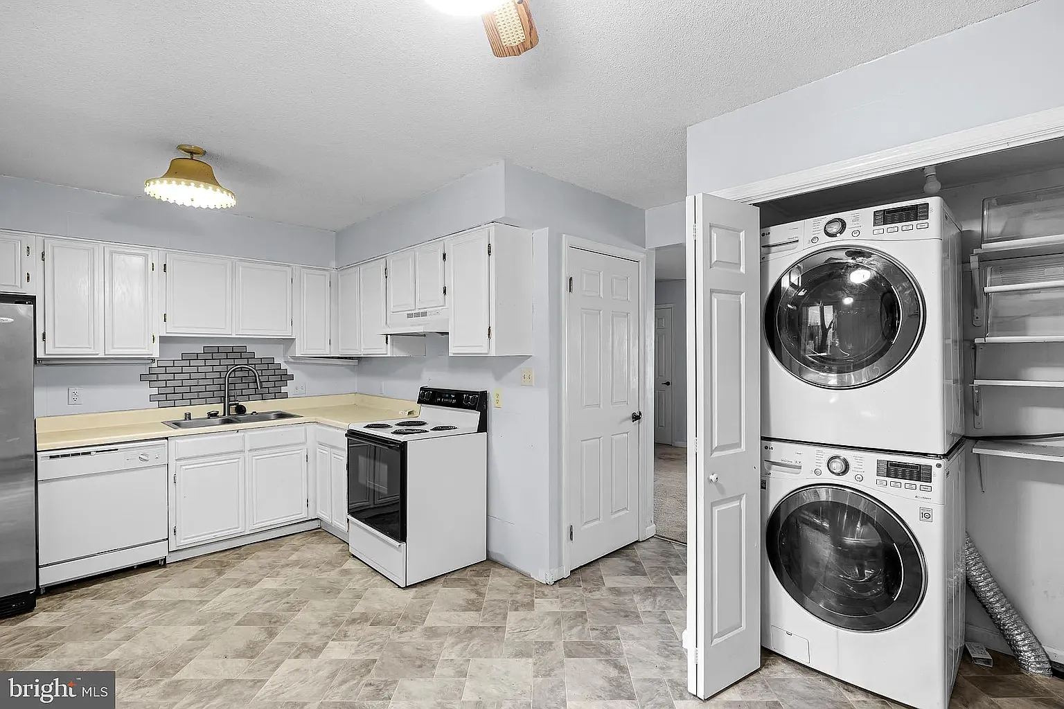 3 bed, 1080 sqft, $1,800 — Photo 1